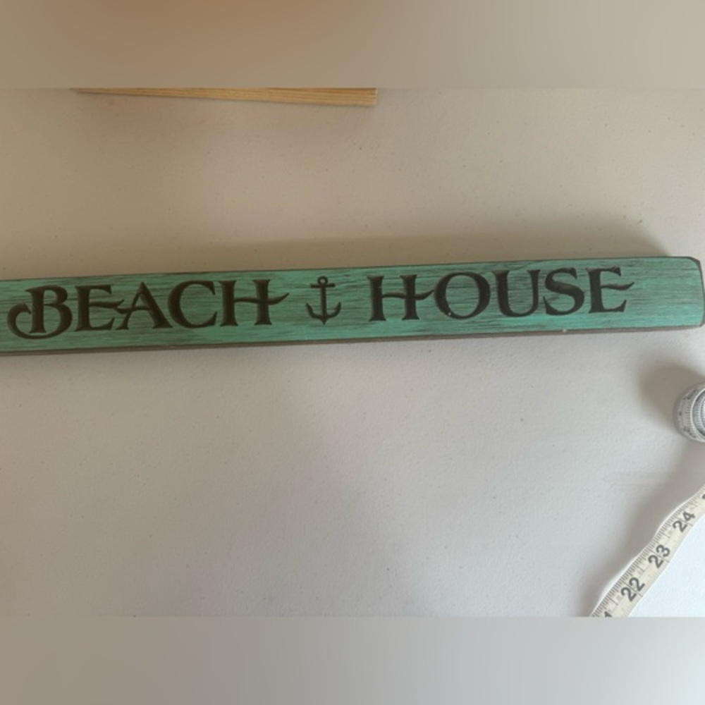 BEACH HOUSE sign! Slightly distressed- very cute!! LOTS of other items…see pic👀
